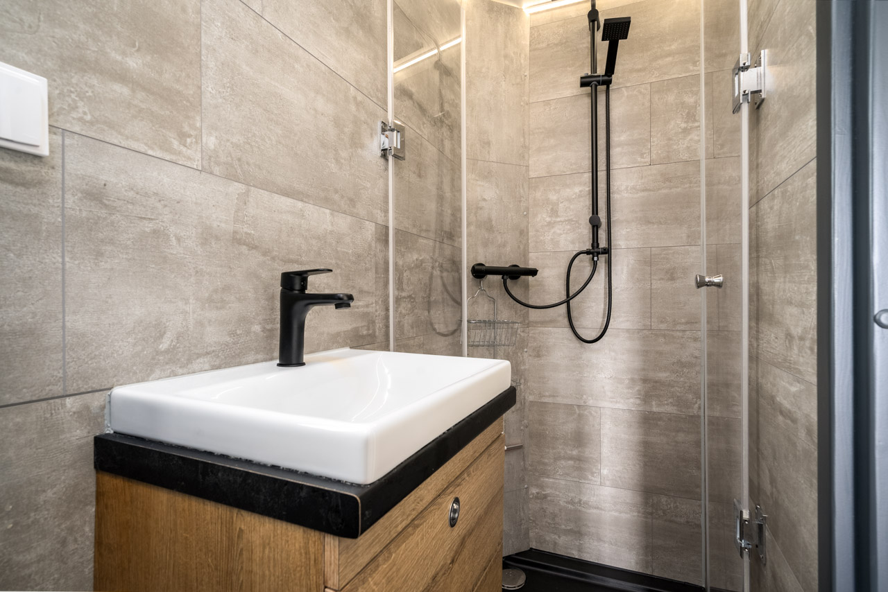 Bad mit Waschbecken und Dusche